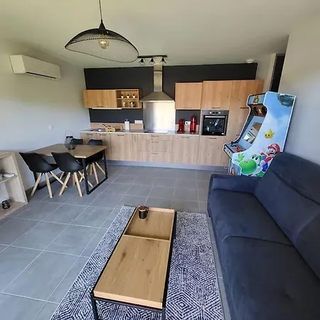 Apartment Rez-de-jardin De Maison Avec Et Borne D'arcade *