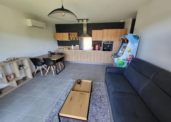 Appartement Rez-de-jardin De Maison Avec Et Borne D'arcade *